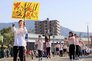 踊りながら練り歩く西蔭徹さん(左端)と横田海翔君が通ったダンススクールの仲間たち(4日午後、愛媛県宇和島市)=共同 踊りながら練り歩く西蔭徹さん(左端)と横田海翔君が通ったダンススクールの仲間たち(4日午後、愛媛県宇和島市)=共同