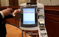 サイバー攻撃への脆弱性が見つかった米国の電子投票機（ワシントン）