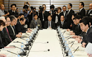 首相官邸で開いた知的財産戦略本部・犯罪対策閣僚会議。手前右端はあいさつする安倍首相(4月13日午前)=共同 首相官邸で開いた知的財産戦略本部・犯罪対策閣僚会議。手前右端はあいさつする安倍首相(4月13日午前)=共同