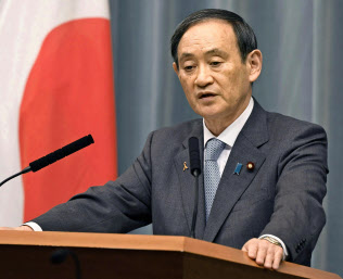 記者会見する菅官房長官(5日午前、首相官邸)=共同 記者会見する菅官房長官(5日午前、首相官邸)=共同