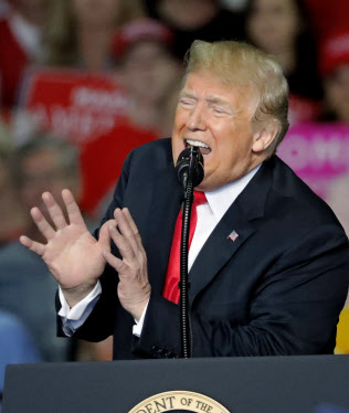トランプ大統領も知事選を重視する(4日、ジョージア州の選挙集会)=AP トランプ大統領も知事選を重視する(4日、ジョージア州の選挙集会)=AP