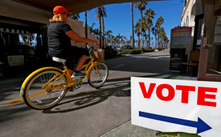 カリフォルニア州の投票所(6日)=ロイター カリフォルニア州の投票所(6日)=ロイター