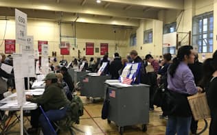 ニューヨークのアッパーイーストサイドの投票所。投票までの待ち時間は1時間に及んだ。