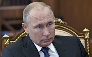 7日、クレムリンでの会議に出席したプーチン・ロシア大統領=AP 7日、クレムリンでの会議に出席したプーチン・ロシア大統領=AP