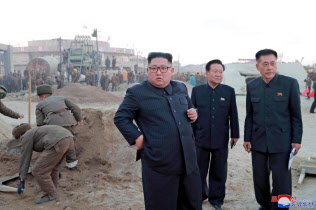 金正恩氏(中央)にとって制裁解除や米朝和解は最優先課題だ=朝鮮中央通信・共同 金正恩氏(中央)にとって制裁解除や米朝和解は最優先課題だ=朝鮮中央通信・共同