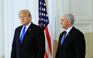 記者会見に臨むトランプ米大統領(左)とペンス副大統領(7日、ホワイトハウス)=AP 記者会見に臨むトランプ米大統領(左)とペンス副大統領(7日、ホワイトハウス)=AP