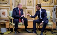 フランスのマクロン大統領（右）と会談するトランプ米大統領=ロイター