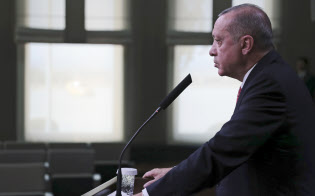 トルコのエルドアン大統領は10日、記者殺害時の音声記録をサウジ、米国、ドイツ、フランス、英国の5カ国に提供したと明らかにした=AP トルコのエルドアン大統領は10日、記者殺害時の音声記録をサウジ、米国、ドイツ、フランス、英国の5カ国に提供したと明らかにした=AP