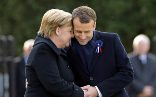 10日、パリ近郊での式典に出席したフランスのマクロン大統領(右)とドイツのメルケル首相=AP 10日、パリ近郊での式典に出席したフランスのマクロン大統領(右)とドイツのメルケル首相=AP