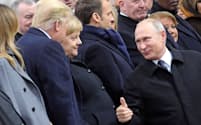 トランプ米大統領とあいさつした後に親指を立てるロシアのプーチン大統領（11日、パリ）=ロイター