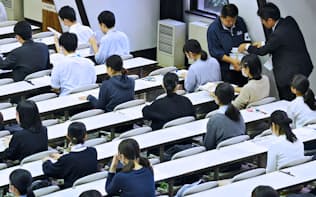 大学入学共通テストの試行調査に臨む高校生（10日、東京都目黒区の東京大学）