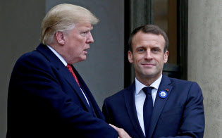 米仏首脳は固い握手を交わしたが、関係はきしむ(10日)=ロイター 米仏首脳は固い握手を交わしたが、関係はきしむ(10日)=ロイター