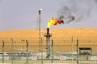 サウジアラビアの油田施設=ロイター サウジアラビアの油田施設=ロイター