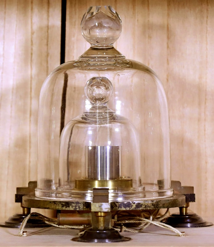 日本のキログラム原器公開 定義変更で お役御免 日本経済新聞