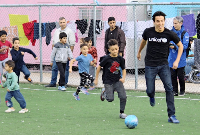 難民の子供らとサッカー 長谷部選手 アテネで交流 日本経済新聞 難民の子供らとサッカー 長谷部選手 アテネで交流 日本経済新聞
