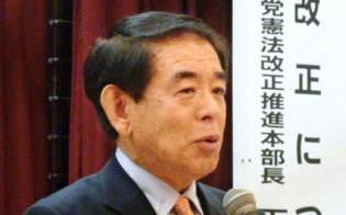 講演する自民党の下村博文憲法改正推進本部長(13日午後、群馬県みなかみ町)=共同 講演する自民党の下村博文憲法改正推進本部長(13日午後、群馬県みなかみ町)=共同