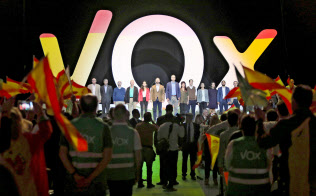 10月、マドリードで集会を開いたスペインの極右政党VOX=ロイター 10月、マドリードで集会を開いたスペインの極右政党VOX=ロイター