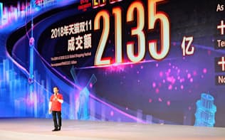 中国のインターネット通販大手、アリババ集団による「独身の日」のイベント。消費者の節約志向は明確で、ネット販売セールでのまとめ買いなどが起きている。