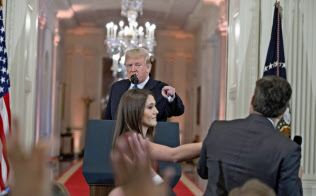 7日の会見で、CNNテレビの記者(右)の質問に批判を浴びせるトランプ大統領。同日、この記者はホワイトハウスの記者証を取り上げられた=AP 7日の会見で、CNNテレビの記者(右)の質問に批判を浴びせるトランプ大統領。同日、この記者はホワイトハウスの記者証を取り上げられた=AP