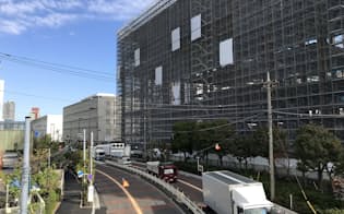 2020年8月の稼働に向け、東京事務所隣では大型中継センターの建設が進む（東京・江東）