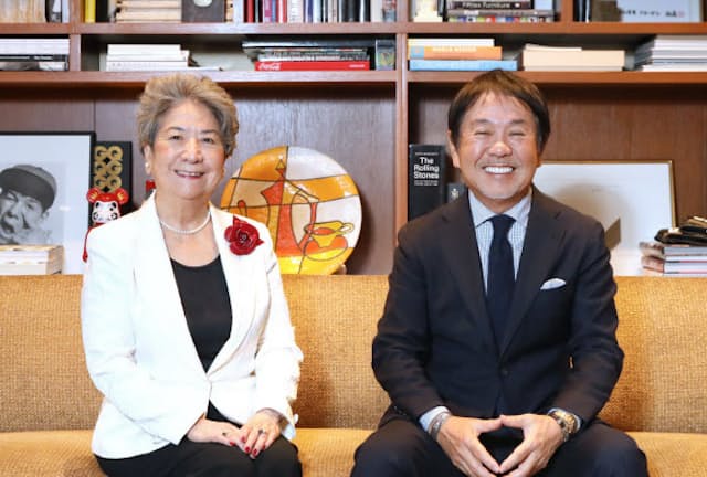 WEF名誉会長の尾原蓉子氏（左）とビームスの設楽洋社長