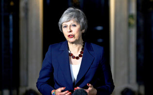 閣議終了後、英首相官邸前で声明を発表するメイ英首相(14日、ロンドン)=ロイター 閣議終了後、英首相官邸前で声明を発表するメイ英首相(14日、ロンドン)=ロイター
