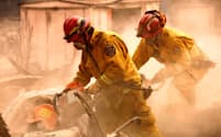 山火事の現場で捜索活動を続ける消防士ら（カリフォルニア州）=ロイター