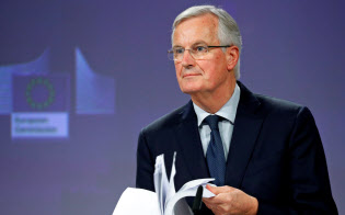 英の離脱協定案を示すEUのバルニエ首席交渉官=ロイター 英の離脱協定案を示すEUのバルニエ首席交渉官=ロイター