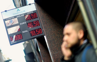アルゼンチンの通貨ペソは足元では小康状態だが…(10月、ブエノスアイレスの両替所) アルゼンチンの通貨ペソは足元では小康状態だが…(10月、ブエノスアイレスの両替所)
