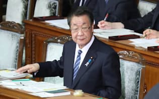 漁業法改正案が審議入りした衆院本会議に臨む吉川農相(15日午後)