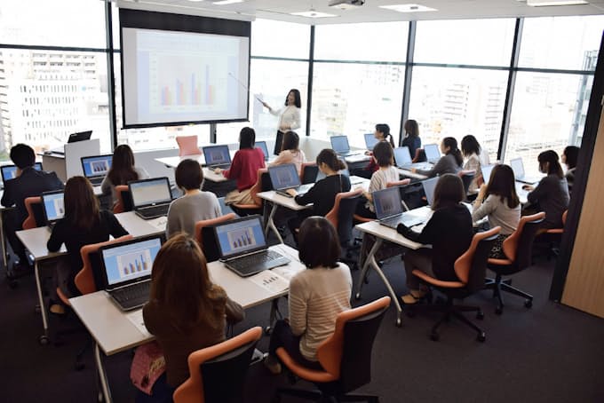 派遣稼働者 7 9月2 7 増 販売など確保難しく 日本経済新聞