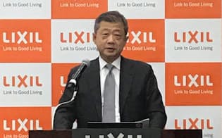 LIXILグループの最高経営責任者（CEO）に就任した潮田洋一郎氏（10月31日、都内）