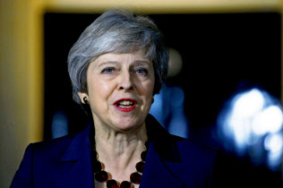 14日、EU離脱協定案を了承した臨時閣議後に記者団と話すメイ英首相(ロンドン)=ロイター 14日、EU離脱協定案を了承した臨時閣議後に記者団と話すメイ英首相(ロンドン)=ロイター