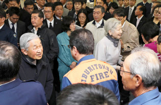 地震で甚大な被害に遭った北海道厚真町に赴き、被災者らを見舞う天皇、皇后両陛下(15日)=代表撮影 地震で甚大な被害に遭った北海道厚真町に赴き、被災者らを見舞う天皇、皇后両陛下(15日)=代表撮影