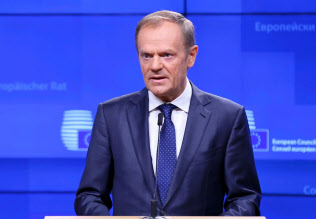 15日、ブリュッセルで記者会見するEUのトゥスク大統領=ゲッティ共同 15日、ブリュッセルで記者会見するEUのトゥスク大統領=ゲッティ共同