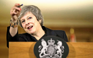 15日、ロンドン市内で会見するメイ英首相=AP 15日、ロンドン市内で会見するメイ英首相=AP
