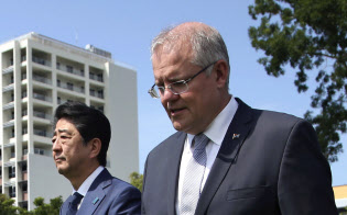 安倍首相(左)はオーストラリア北部ダーウィンを訪れモリソン首相と会談した=AP
安倍首相(左)はオーストラリア北部ダーウィンを訪れモリソン首相と会談した=AP