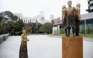 米サンフランシスコ市に設置された慰安婦問題を象徴する少女像（2017年11月）=共同