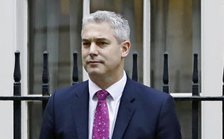 新しく英国のEU離脱担当相に就任したバークレイ氏=AP 新しく英国のEU離脱担当相に就任したバークレイ氏=AP