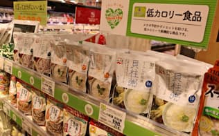 健都にある平和堂のスーパーは低カロリーや減塩など健康を重視した商品を多く取りそろえる