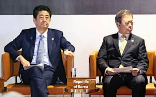 APEC首脳会議の関連会合に臨む安倍首相（左）と韓国の文在寅大統領=17日、パプアニューギニアのポートモレスビー（代表撮影）=共同