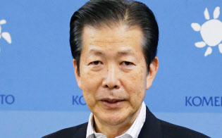 憲法改正に慎重な姿勢を示す公明党の山口代表(9月、国会内)=共同 憲法改正に慎重な姿勢を示す公明党の山口代表(9月、国会内)=共同