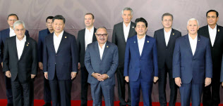 APEC首脳会議を前に記念撮影に臨む(前列右から)米国のペンス副大統領、安倍首相、パプアニューギニアのオニール首相、中国の習近平国家主席ら。後列右から2人目は韓国の文在寅大統領(18日、ポートモレスビー)=代表撮影・共同 APEC首脳会議を前に記念撮影に臨む(前列右から)米国のペンス副大統領、安倍首相、パプアニューギニアのオニール首相、中国の習近平国家主席ら。後列右から2人目は韓国の文在寅大統領(18日、ポートモレスビー)=代表撮影・共同