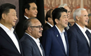 アジア太平洋経済協力会議(APEC)首脳会議に出席する安倍首相(前列右から2人目)、ペンス米副大統領(前列いちばん右)、中国の習近平国家主席(前列いちばん左)ら=AP アジア太平洋経済協力会議(APEC)首脳会議に出席する安倍首相(前列右から2人目)、ペンス米副大統領(前列いちばん右)、中国の習近平国家主席(前列いちばん左)ら=AP