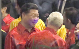 17日、APECの夕食会会場でペンス米副大統領(手前右端、背中の人物)と立ち話をする中国の習近平国家主席。左端は安倍首相(パプアニューギニアのポートモレスビー)=共同 17日、APECの夕食会会場でペンス米副大統領(手前右端、背中の人物)と立ち話をする中国の習近平国家主席。左端は安倍首相(パプアニューギニアのポートモレスビー)=共同