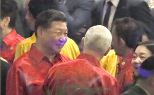 17日、APECの夕食会会場でペンス米副大統領(手前右端、背中の人物)と立ち話をする中国の習近平国家主席。左端は安倍首相(パプアニューギニアのポートモレスビー)=共同 17日、APECの夕食会会場でペンス米副大統領(手前右端、背中の人物)と立ち話をする中国の習近平国家主席。左端は安倍首相(パプアニューギニアのポートモレスビー)=共同