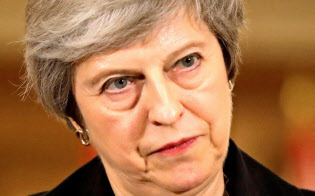 メイ英首相が閣議で了承を取り付けた離脱協定案を巡って、英国内では反発が広がる=ロイター メイ英首相が閣議で了承を取り付けた離脱協定案を巡って、英国内では反発が広がる=ロイター
