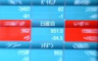 下落した日産自動車の株価を示すボード（20日午前、東京都中央区）