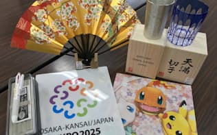 日本はお土産に伝統工芸品やキャラクターグッズを配っている（13日、大阪府庁）