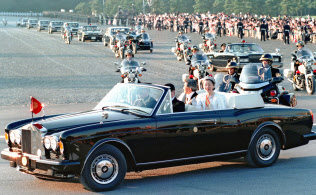 1990年11月、皇居前を進む即位の礼祝賀パレードの車列=共同 1990年11月、皇居前を進む即位の礼祝賀パレードの車列=共同